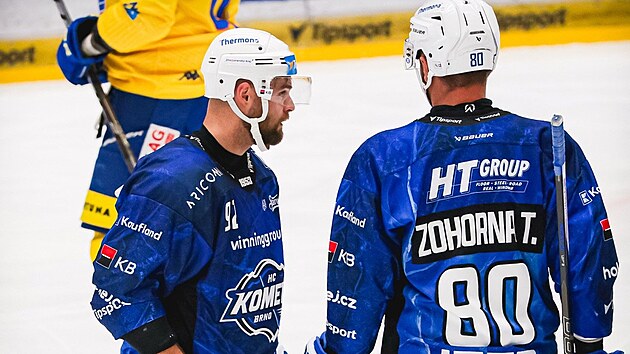 Aaron Irving v rozpravě s Tomášem Zohornou ve svém prvním zápase v dresu brněnské Komety proti Českým Budějovicím. (5. října 2026)