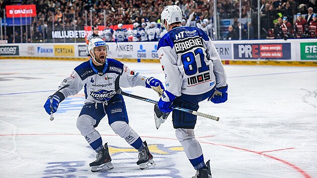Aaron Irving slaví třetí gól brněnské Komety v zápase se Spartou Praha.Jakubu Brabencovi asistoval právě třicetiletý Kanaďan. (8. října 2026)