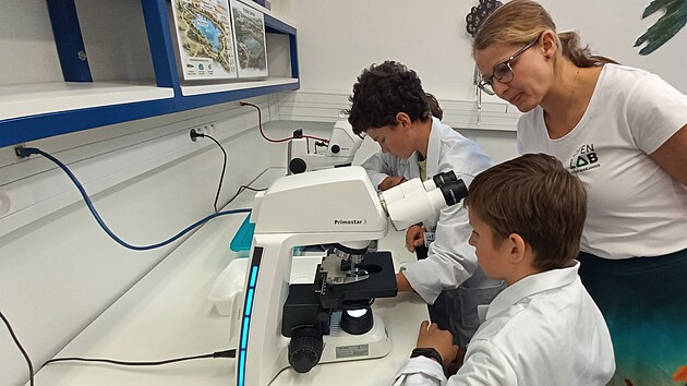 Školáci pod vedením lektorů pracují přímo v laboratoři, zatímco návštěvníci si prohlíží vybavení centra a nahlíží do mikroskopů. Nově otevřený OpenLab v areálu Biologického centra Akademie věd České republiky chce ukázat, že přírodní vědy nejsou jen učebnice, ale hlavně vlastní objevování a hledání souvislostí.