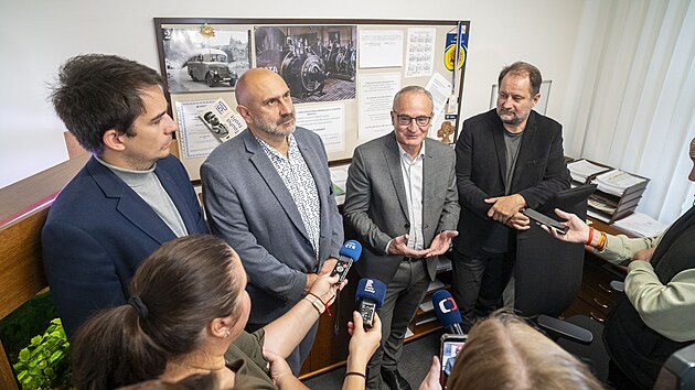 Poté, co hnutí Zlín 21 oznámilo, že ukončilo jednání s ANO, přišli s oznámením Společně pro Zlín (lidovci a TOP 09), ODS a Zlín srdcem / Piráti. Vytvořili trojblok a budou vyjednávat společně. Na snímku zleva: Jiří Robenek, Zlín srdcem / Piráti, Aleš Dufek, Společně pro Zlín / lidovci / TOP 09, Miroslav Chalánek a Pavel Konečný, ODS. (14. října 2026)