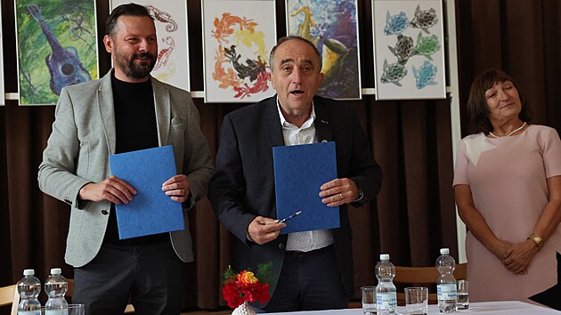 Memorandum podepsali gener&aacute;ln&iacute; ředitel Povod&iacute; Odry Miroslav Janoviak (vlevo) a ředitel Agentury ochrany př&iacute;rody a krajiny ČR Franti&scaron;ek Pelc. Vpravo je starostka Z&aacute;toru Salome S&yacute;korov&aacute;. (15. ř&iacute;jna 2026)