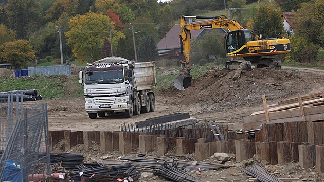 Roz&scaron;&iacute;řen&iacute; i o několik des&iacute;tek metrů, rozrameněn&iacute; řeky a tak&eacute; tůně a &scaron;těrkovi&scaron;tě buduj&iacute; stavbaři v Z&aacute;toru v korytě řeky Opavy. Za několik měs&iacute;ců tam z&aacute;roveň odstartuj&iacute; pr&aacute;ce na prvn&iacute;ch č&aacute;stech přehrady Nov&eacute; Heřminovy. (15. ř&iacute;jna 2026)