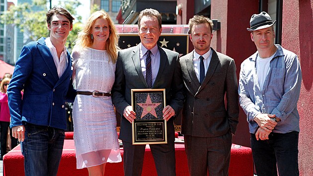 Kolegov&eacute; ze seri&aacute;lu Pern&iacute;kov&yacute; t&aacute;ta (Breaking Bad): RJ Mitte, Anna Gunnov&aacute;, Bryan Cranston, Aaron Paul a Bob Odenkirk (Hollywood, 16. července 2013)