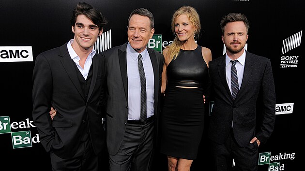 Herci seri&aacute;lu Breaking Bad, zleva RJ Mitte, Bryan Cranston, Anna Gunnov&aacute; a Aaron Paul (24. července 2013) 