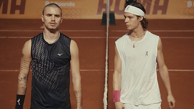 Romeo Beckham (vlevo) ve svém hereckém debutu v tenisovém dramatu Forty Love. Ve filmu jeho postava naruší život tenisové hvězdy Sachy Galla (Paul Kircher, vpravo) a zamíchá jeho představami o ambicích, soupeření i lásce. (2026)
