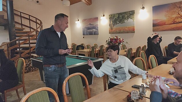 Jan Grulich sleduje v Deštném v Orlických horách sčítání hlasů v senátních volbách (10. října 2026).