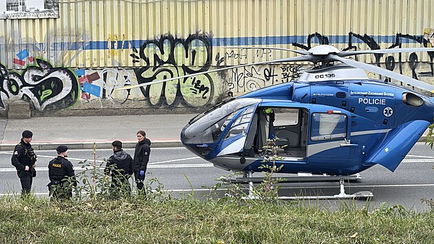 Policejní auto jedoucí se zapnutými majáky srazilo v pondělí odpoledne v Praze 10 chodkyni. (19. října 2026)