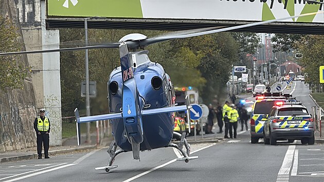 Policejní auto jedoucí se zapnutými majáky srazilo v pondělí odpoledne v Praze 10 chodkyni. (19. října 2026)