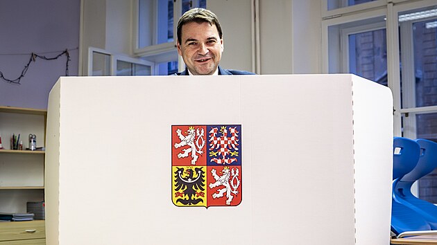 U druhého kola senátních voleb odvolil i ministr zahraničí Petr Macinka (Motoristé sobě). (16. října 2026)