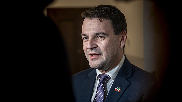 U druhého kola senátních voleb odvolil i ministr zahraničí Petr Macinka (Motoristé sobě). (16. října 2026)