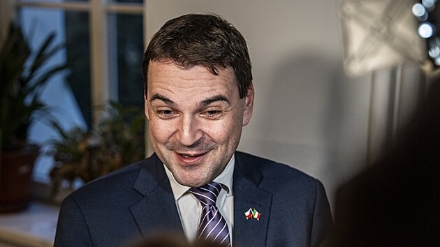 U druhého kola senátních voleb odvolil i ministr zahraničí Petr Macinka (Motoristé sobě). (16. října 2026)