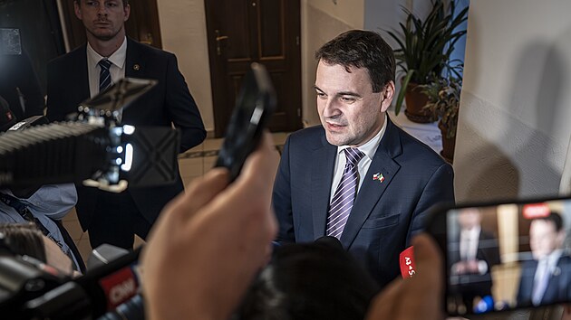 U druhého kola senátních voleb odvolil i ministr zahraničí Petr Macinka (Motoristé sobě). (16. října 2026)