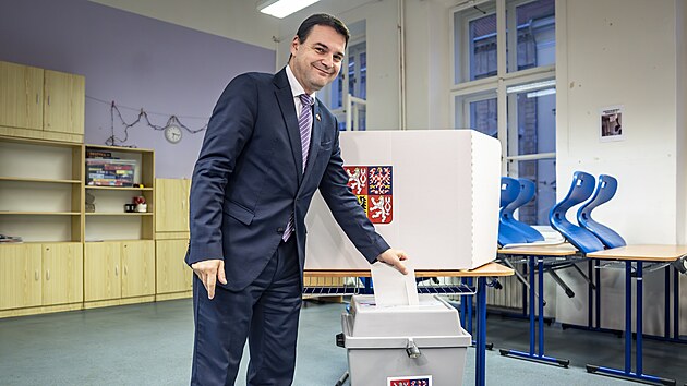 U druhého kola senátních voleb odvolil i ministr zahraničí Petr Macinka (Motoristé sobě). (16. října 2026)