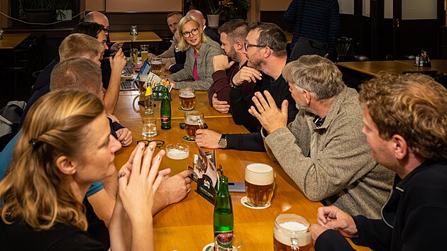 V hradeck&eacute; hospodě U Rudolfa se potkali v&iacute;tězov&eacute; voleb z prim&aacute;torčina HDK s Pir&aacute;ty, Starosty a Změnou pro Hradec a Zelen&yacute;mi. (11. ř&iacute;jna 2026)