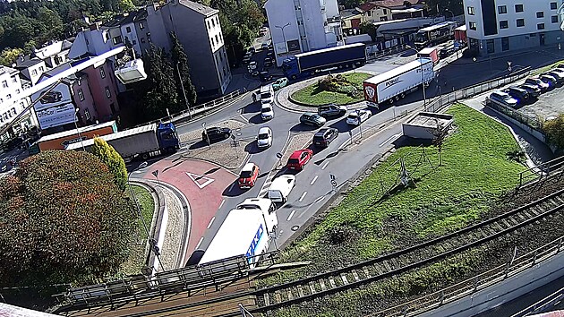 Doprava na okružn&iacute; křižovatce Čedok v N&aacute;chodě se během odpoledne ucp&aacute;vala z několika směrů, na okraji města prob&iacute;h&aacute; dvoudenn&iacute; oprava vozovky. (13. ř&iacute;jna 2026)