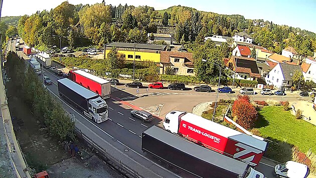 Na vjezdu do N&aacute;choda v Českoskalick&eacute; ulici silnič&aacute;ři opravuj&iacute; povrch, jezd&iacute; se tam kyvadlově. M&iacute;sto opravy je vlevo nahoře. (13. ř&iacute;jna 2026)