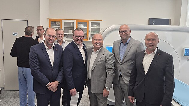 V Městské nemocnici ve Dvoře Králové obměnili CT. Zprava hejtman Petr Koleta (ANO), ředitel nemocnice a primář chirurgie Pavel Křenovský, starosta Náchoda, krajský radní a člen představenstva krajského zdravotnického holdingu Jan Birke, ředitel hradeckého závodu Karsitu, předseda dozorčí rady holdingu a krajský náměstek pro zdravotnictví Jan Kříž (ANO) a starosta Dvora a první náměstek hejtmana pro dopravu Jan Jarolím (ANO). (září 2026)