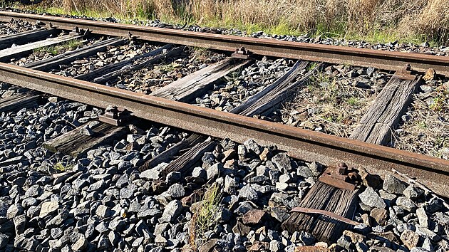 Aktu&aacute;lně konč&iacute; &uacute;sek, kam může vlak je&scaron;tě vjet, asi 100 metrů za kralovick&yacute;m n&aacute;draž&iacute;m směrem k Mari&aacute;nsk&eacute;mu T&yacute;nci. V posledn&iacute;ch des&iacute;tk&aacute;ch metrů se dřevěn&eacute; pražce mezi kolejnicemi už rozpadaj&iacute;. (6. ř&iacute;jna 2026)