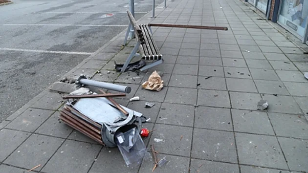 Recidivista ukradl v Plzni auto a proboural se s ním do prodejny s elektronikou. Mimo jiné zničil odpadkový koš a lavičku.