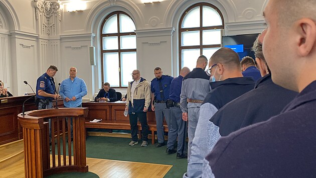 Hlavou drogového byznysu je podle obžaloby Martin Polívka (vlevo v modré košili). (12. října 2026)