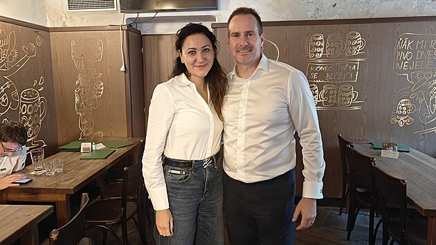 Bývalý náčelník Generálního štábu Armády ČR Karel Řehka s manželkou, poslankyní Michaelou. (10. října 2026)