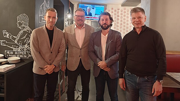 Členové plzeňské ODS. Lídrem strany je Lukáš Hegner (třetí zleva). (10. října 2026)