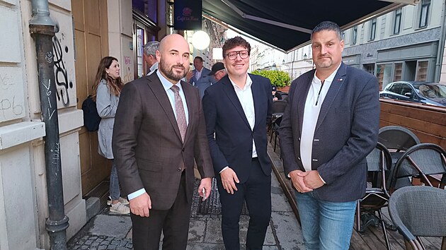 Podle předběžných výsledků, kdy je v Plzni spočítáno téměř 50 procent volebních okrsků, vede hnutí ANO s lídrem kandidátky, současným primátorem Romanem Zazryckým (vlevo). (10. října 2026)