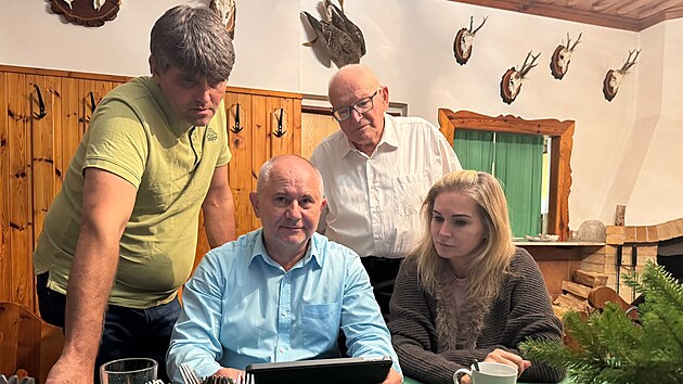 SPD sleduje vývoj voleb v Plzni v klubovně U kance na lobezské střelnici. Lídrem strany je Július Líška (v modré košili). (10. října 2026)