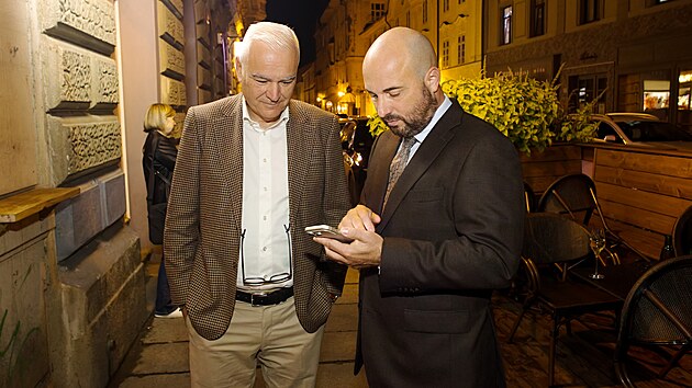 Prim&aacute;tor Plzně Roman Zarzyck&yacute; a hejtman Kamal Farhan sleduj&iacute; průběžn&eacute; v&yacute;sledky ve &scaron;t&aacute;bu ANO.  (10. ř&iacute;jna 2026)