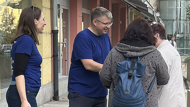Předvolebn&iacute; kampaň opavsk&eacute; ODS v ulic&iacute;ch města. Na sn&iacute;mku uprostřed l&iacute;dr Dominik Janků.