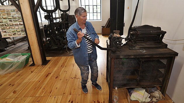 Zprovoznit se podařilo i vytloukac&iacute; stroj, na kter&eacute;m vznikaly takzvan&eacute; děrovan&eacute; &scaron;t&iacute;tky, karty z tvrzen&eacute;ho pap&iacute;ru s vyražen&yacute;mi d&iacute;rkami, kter&eacute; tvořily p&aacute;s se vzorem do strojů. Ten se nastrčil do stavu a on podle toho tkal dez&eacute;n. Antonie Vychodilov&aacute; ukazuje, jak fungoval.