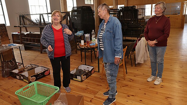 Po v&iacute;ce než dvaceti letech se Jitka Nav&aacute;tilov&aacute; (zcela vlevo), Antonie Vychodilov&aacute; (uprostřed) a Ludmila Fi&scaron;erov&aacute; opět se&scaron;ly v d&iacute;lně vzorkovny krnovsk&eacute; textilky Karnola. Snaž&iacute; se prostor co nejv&iacute;ce přibl&iacute;žit podobě, v n&iacute;ž za běžn&eacute;ho provozu fungoval.