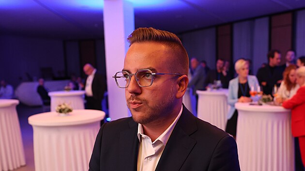 L&iacute;dr ostravsk&eacute; kandid&aacute;tky hnut&iacute; ANO Richard Vere&scaron; ve volebn&iacute;m &scaron;t&aacute;bu vyhl&iacute;ž&iacute; definitivn&iacute; v&yacute;sledek komun&aacute;ln&iacute;ch voleb. (10. z&aacute;ř&iacute; 2026)