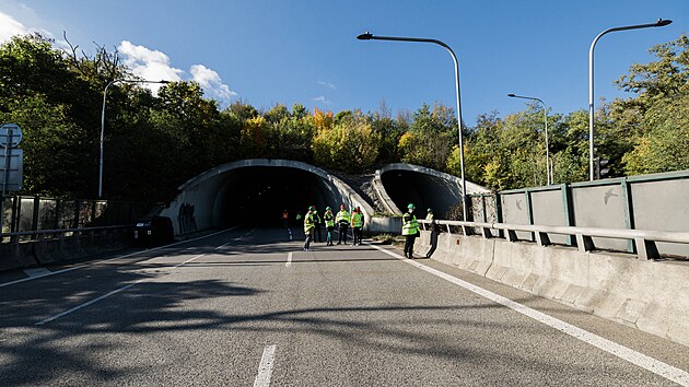Běžně tudy projíždějí proudy aut při cestě z nebo do Brna, od pondělí je však Pisárecký tunel na jihozápadě města prázdný. Pohybují se tam pouze pracovníci technologické firmy Eltodo, která dostala na starost kompletní výměnu dosluhujících technologií zajišťujících bezpečný a spolehlivý provoz. (12. října 2026)
