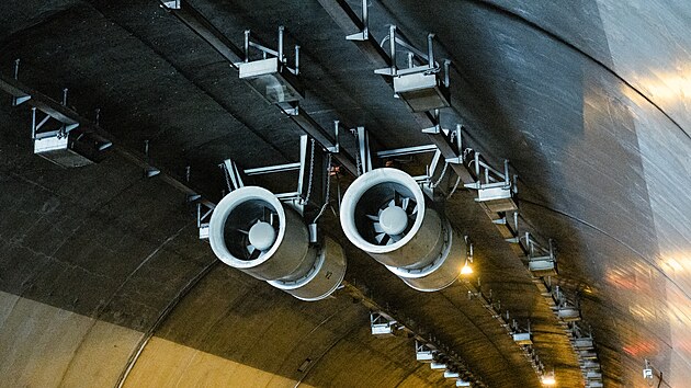 Běžně tudy projíždějí proudy aut při cestě z nebo do Brna, od pondělí je však Pisárecký tunel na jihozápadě města prázdný. Pohybují se tam pouze pracovníci technologické firmy Eltodo, která dostala na starost kompletní výměnu dosluhujících technologií zajišťujících bezpečný a spolehlivý provoz. (12. října 2026)