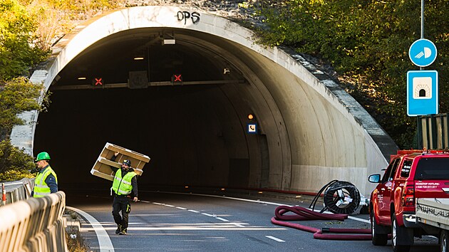 Běžně tudy projíždějí proudy aut při cestě z nebo do Brna, od pondělí je však Pisárecký tunel na jihozápadě města prázdný. Pohybují se tam pouze pracovníci technologické firmy Eltodo, která dostala na starost kompletní výměnu dosluhujících technologií zajišťujících bezpečný a spolehlivý provoz. (12. října 2026)