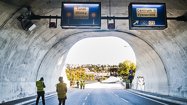Běžně tudy projíždějí proudy aut při cestě z nebo do Brna, od pondělí je však Pisárecký tunel na jihozápadě města prázdný. Pohybují se tam pouze pracovníci technologické firmy Eltodo, která dostala na starost kompletní výměnu dosluhujících technologií zajišťujících bezpečný a spolehlivý provoz. (12. října 2026)