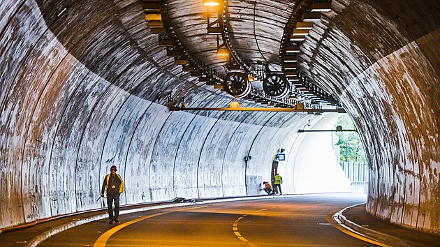 Běžně tudy projíždějí proudy aut při cestě z nebo do Brna, od pondělí je však Pisárecký tunel na jihozápadě města prázdný. Pohybují se tam pouze pracovníci technologické firmy Eltodo, která dostala na starost kompletní výměnu dosluhujících technologií zajišťujících bezpečný a spolehlivý provoz. (12. října 2026)