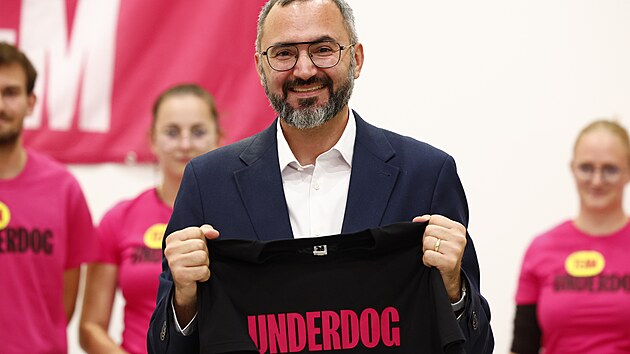 L&iacute;dr koalice Lidovců a Starostů Jakub Hru&scaron;ka (KDU-ČSL) dostal od sv&eacute;ho t&yacute;mu tričko s n&aacute;pisem Underdog. &Scaron;lo o nar&aacute;žku, že na jaře byl on a jeho t&yacute;m podceňov&aacute;n, stejně jako cel&aacute; strana KDU-ČSL, protože měla v průzkumech jen několik m&aacute;lo procent. (10. ř&iacute;jna 2026)