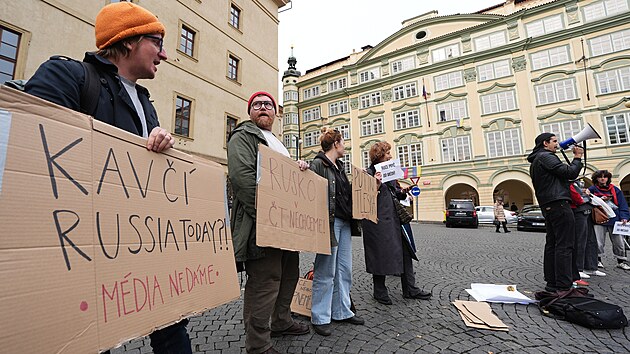 Lid&eacute; demonstruj&iacute; na pražsk&eacute;m Malostransk&eacute;m n&aacute;měst&iacute; proti z&aacute;měru vl&aacute;dn&iacute; koalice na zru&scaron;en&iacute; koncesion&aacute;řsk&yacute;ch poplatků za Českou televizi a Česk&yacute; rozhlas. (23. ř&iacute;jna 2026)