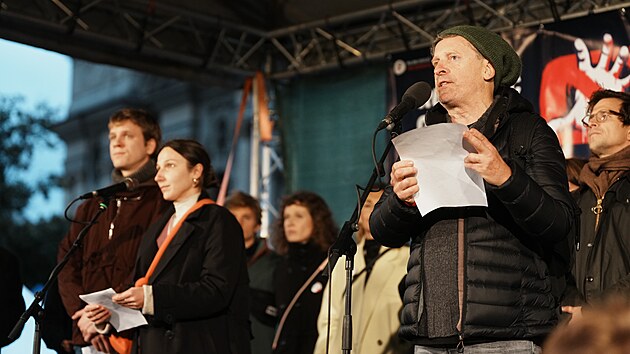 Lid&eacute; na pražsk&eacute;m Staroměstsk&eacute;m n&aacute;měst&iacute; protestuj&iacute; proti zru&scaron;en&iacute; koncesion&aacute;řsk&yacute;ch poplatků. Demonstraci proti n&aacute;vrhu vl&aacute;dn&iacute; koalice svolal spolek Milion chvilek pro demokracii. (25. ř&iacute;jna 2026)
