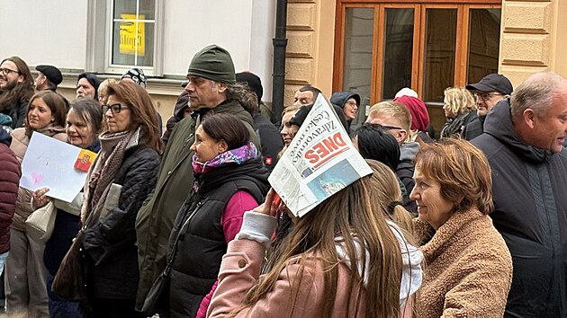 Přibližně stovka lid&iacute; protestovala před budovou Česk&eacute;ho rozhlasu v Olomouci proti změn&aacute;m ve financov&aacute;n&iacute; veřejnopr&aacute;vn&iacute;ch m&eacute;di&iacute;. (25. ř&iacute;jna 2026)