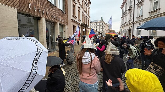 Přibližně stovka lid&iacute; protestovala před budovou Česk&eacute;ho rozhlasu v Olomouci proti změn&aacute;m ve financov&aacute;n&iacute; veřejnopr&aacute;vn&iacute;ch m&eacute;di&iacute;. (25. ř&iacute;jna 2026)