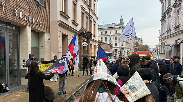 Přibližně stovka lid&iacute; protestovala před budovou Česk&eacute;ho rozhlasu v Olomouci proti změn&aacute;m ve financov&aacute;n&iacute; veřejnopr&aacute;vn&iacute;ch m&eacute;di&iacute;. (25. ř&iacute;jna 2026)