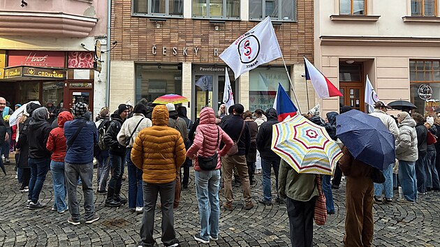 Přibližně stovka lid&iacute; protestovala před budovou Česk&eacute;ho rozhlasu v Olomouci proti změn&aacute;m ve financov&aacute;n&iacute; veřejnopr&aacute;vn&iacute;ch m&eacute;di&iacute;. (25. ř&iacute;jna 2026)