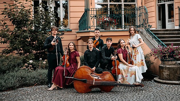 Sedmičlenný brněnský soubor mladých hudebníků BrKo Ensemble vytvořil nové aranžmá české státní hymny Kde domov můj s cimbálem a smyčcovými nástroji. (2025)