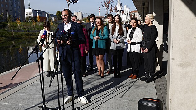 Politici v Brně v p&aacute;tek dopoledne podepsali na n&aacute;plavce koaličn&iacute; smlouvu.(23. ř&iacute;jna 2026)