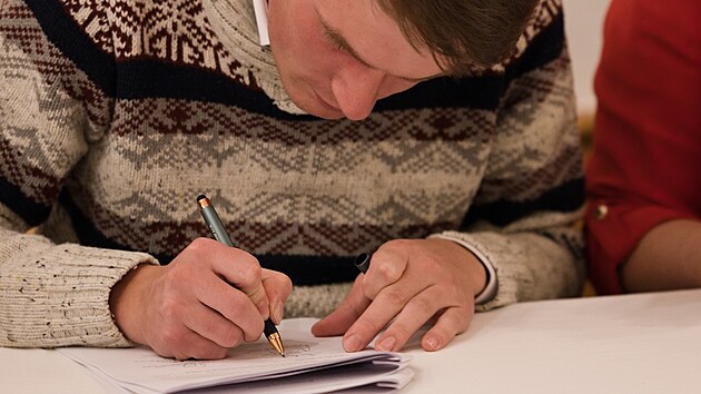 Budouc&iacute; starosta brněnsk&eacute; L&iacute;&scaron;ně Michal Chaloupka podepisuje koaličn&iacute; smlouvu. (20. ř&iacute;jna 2026)