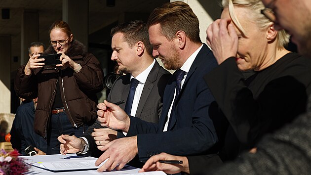 Politici v Brně v pátek dopoledne podepsali na náplavce koaliční smlouvu.(23. října 2026)