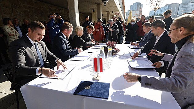 Politici v Brně v pátek dopoledne podepsali na náplavce koaliční smlouvu.(23. října 2026)